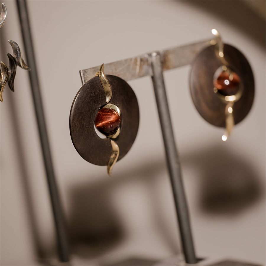 Ebony earrings with orange tiger's eye Totem | OR EBDISCO ODT AR